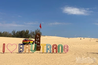 Khu du lịch Bàu Trắng thu hút khách.
