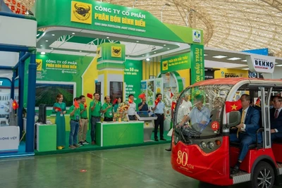 Lãnh đạo Công ty cổ phần Phân bón Bình Điền cùng cán bộ nhân viên chào đón Đoàn Lãnh đạo Đảng, Nhà nước ghé ngang gian hàng ngay sau Lễ khai mạc Triển lãm.