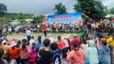 Xã Sa Loong tổ chức nhiều chương trình văn hóa cho bà con vùng biên giới.