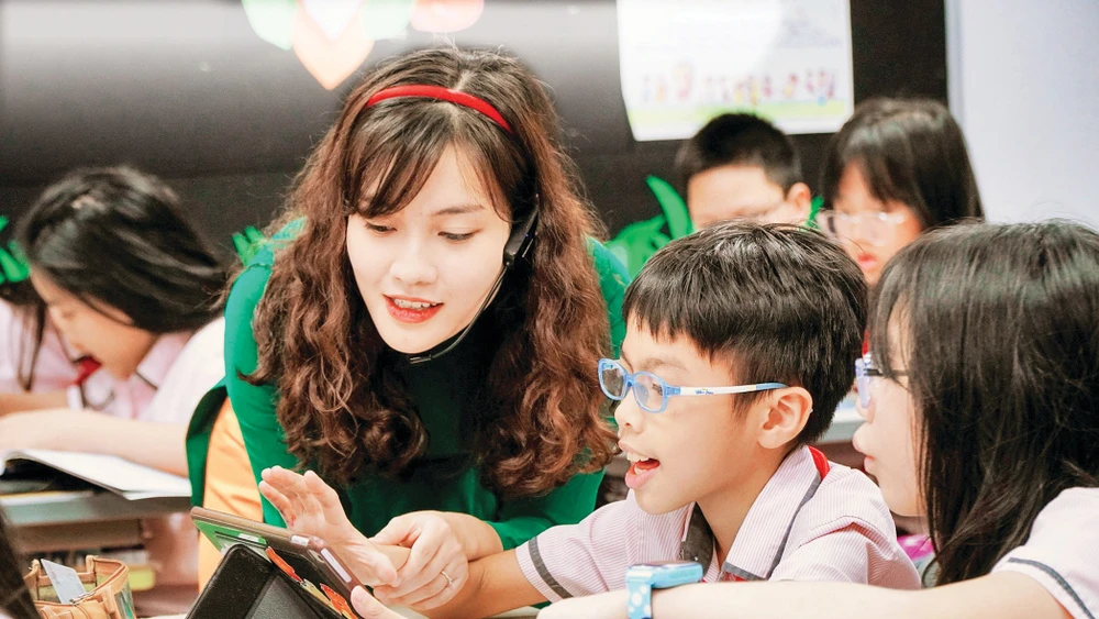 Dự án Apple Ipad nhằm phát triển năng lực số bằng tiếng Anh ở một số trường tại Hà Nội. Ảnh: NSHN