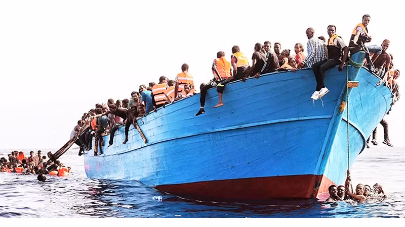 Một thuyền chờ người di cư từ Bắc Phi tới EU. Ảnh: GETTYIMAGES