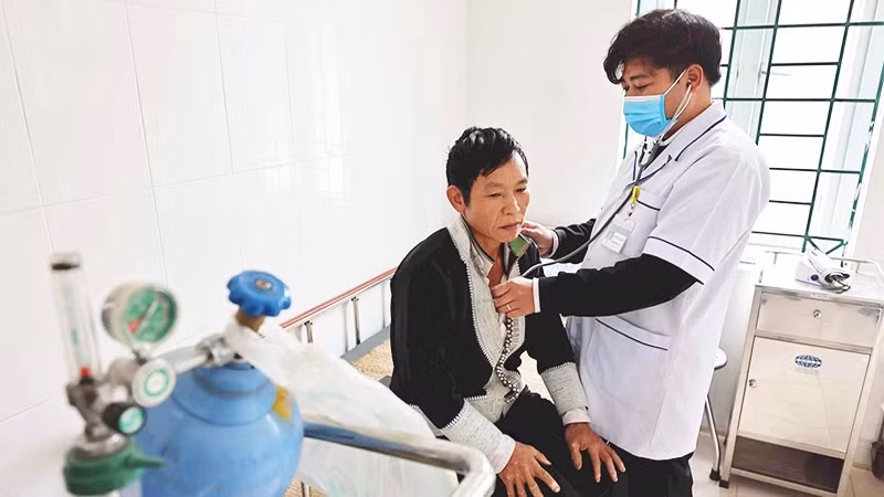 Khám, chữa bệnh cho bà con người dân tộc thiểu số tại Bệnh viện đa khoa tỉnh Lạng Sơn. Ảnh: MINH TÂM