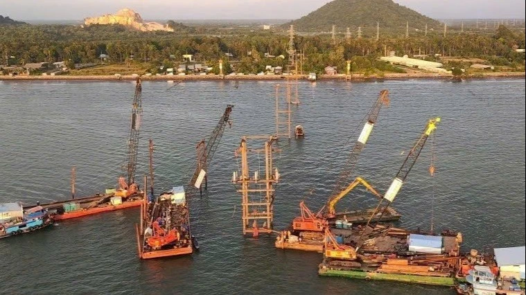 Các đơn vị thi công ngày đêm để cấp điện lại cho đặc khu Phú Quốc. 