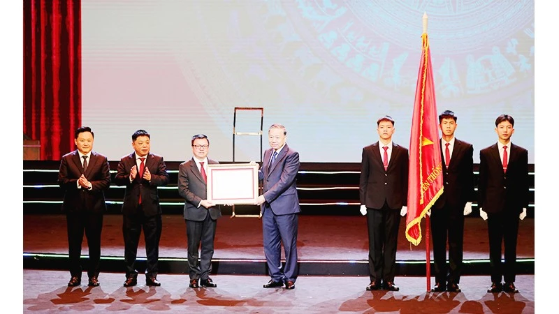 Tổng Bí thư Tô Lâm thăm phòng truyền thống Báo Nhân Dân. Ảnh: THÀNH ĐẠT