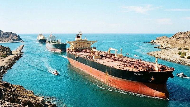 Các tàu chở dầu lưu thông qua eo biển Hormuz trước khi địa điểm này bị tắc nghẽn do chiến sự. Ảnh: CNBC