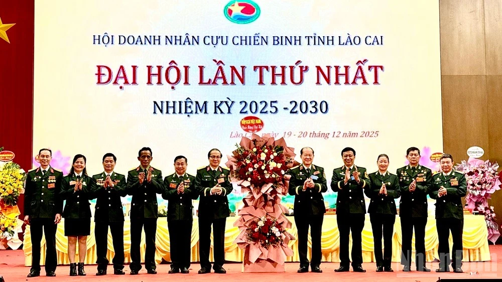 Đồng chí Thượng tướng Bế Xuân Trường, Chủ tịch Hội Cựu chiến binh Việt Nam tặng hoa chúc mừng Đại hội. (Ảnh: THANH SƠN)