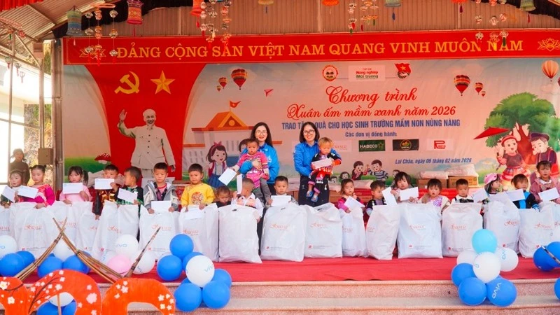 Những phần quà đậm nghĩa tình vùng cao.