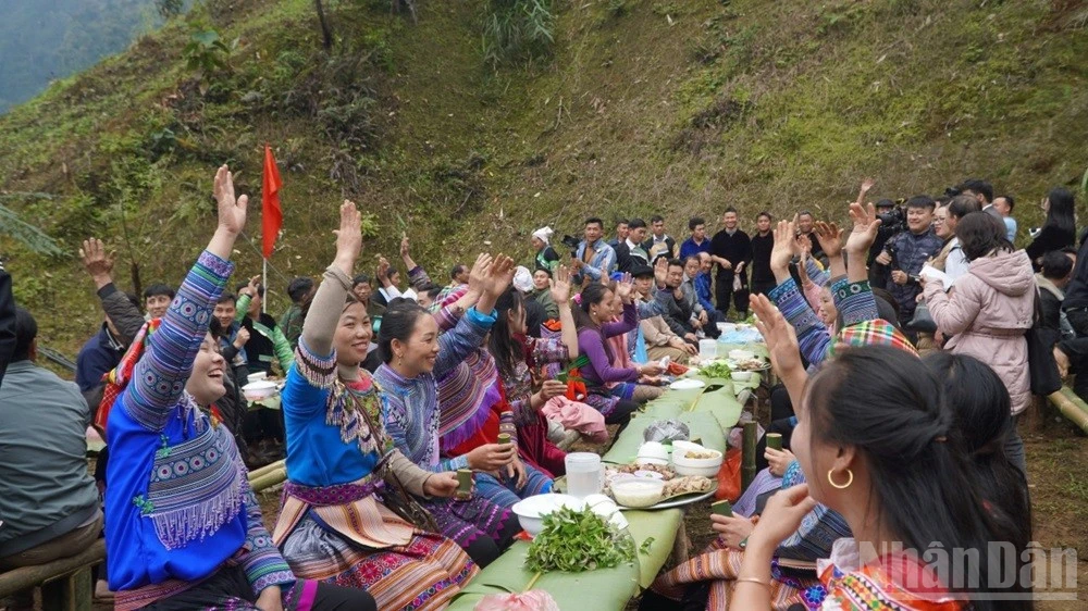 Sau lễ cúng, người dân cùng giơ tay thề cùng nhau giữ rừng. (Ảnh: THANH SƠN)