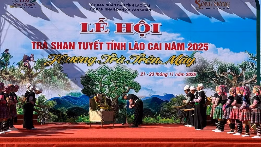 Tái hiện lễ cúng cây chè shan tuyết cổ. (Ảnh: THANH SƠN)