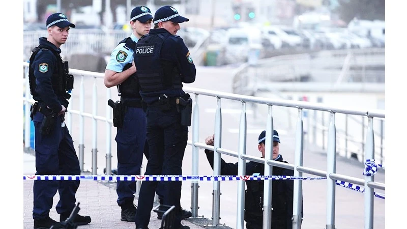 Cảnh sát Australia tăng cường tuần tra sau vụ xả súng ở Bondi. Ảnh: REUTERS