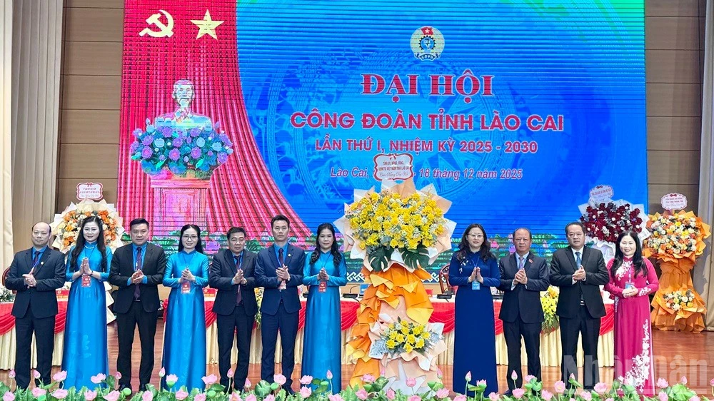 Lãnh đạo tỉnh Lào Cai tặng hoa chúc mừng Đại hội. (Ảnh: THANH SƠN)