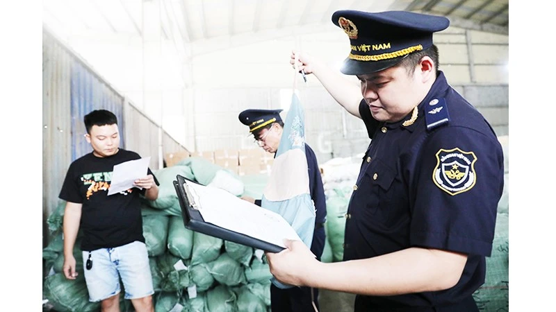 Kiểm tra hàng nhập khẩu tại Cửa khẩu Hữu Nghị (Lạng Sơn). Ảnh: KHIẾU MINH