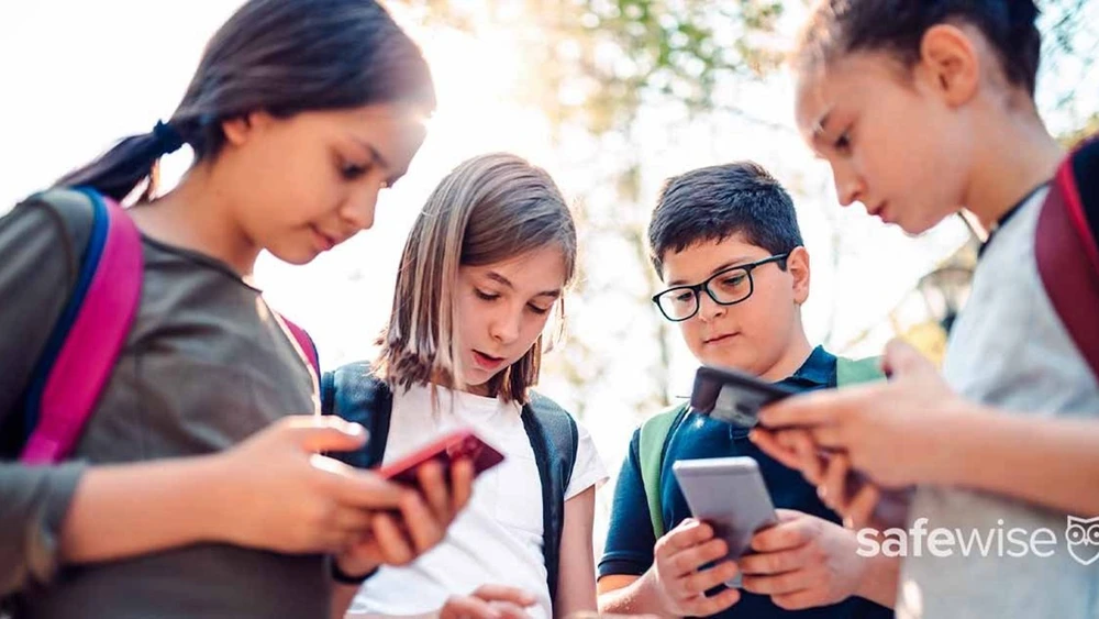Internet trở nên nguy hại với thanh, thiếu niên nếu thiếu chế tài giám sát. Ảnh: SAFEWISE