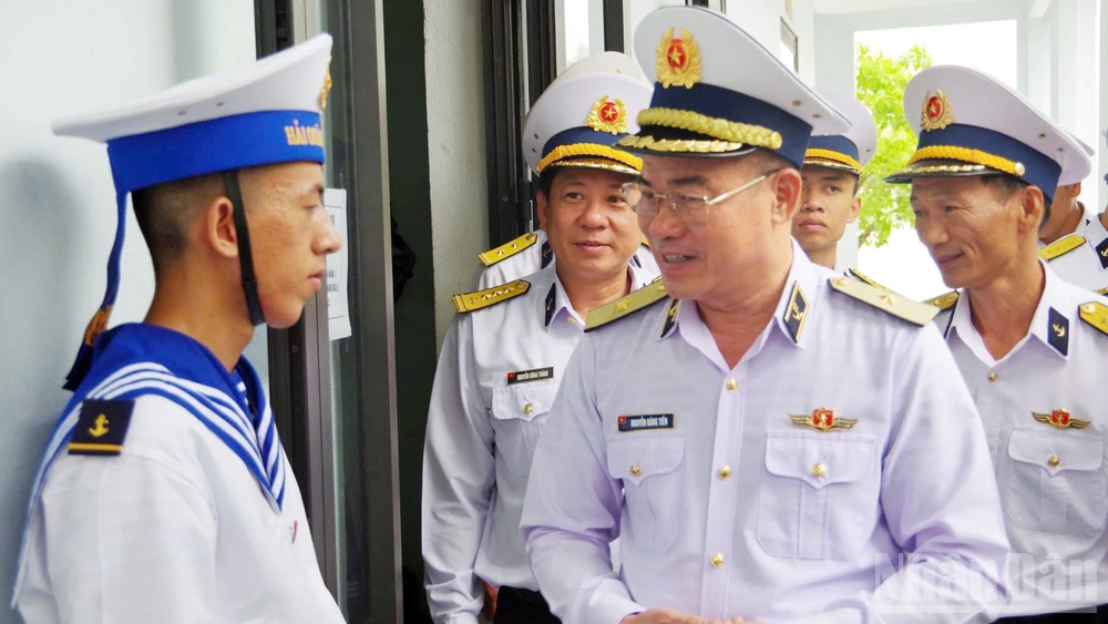 Chuẩn Đô đốc Nguyễn Đăng Tiến, Bí thư Đảng ủy, Chính ủy Vùng 3 Hải quân gặp gỡ, động viên chiến sĩ mới.