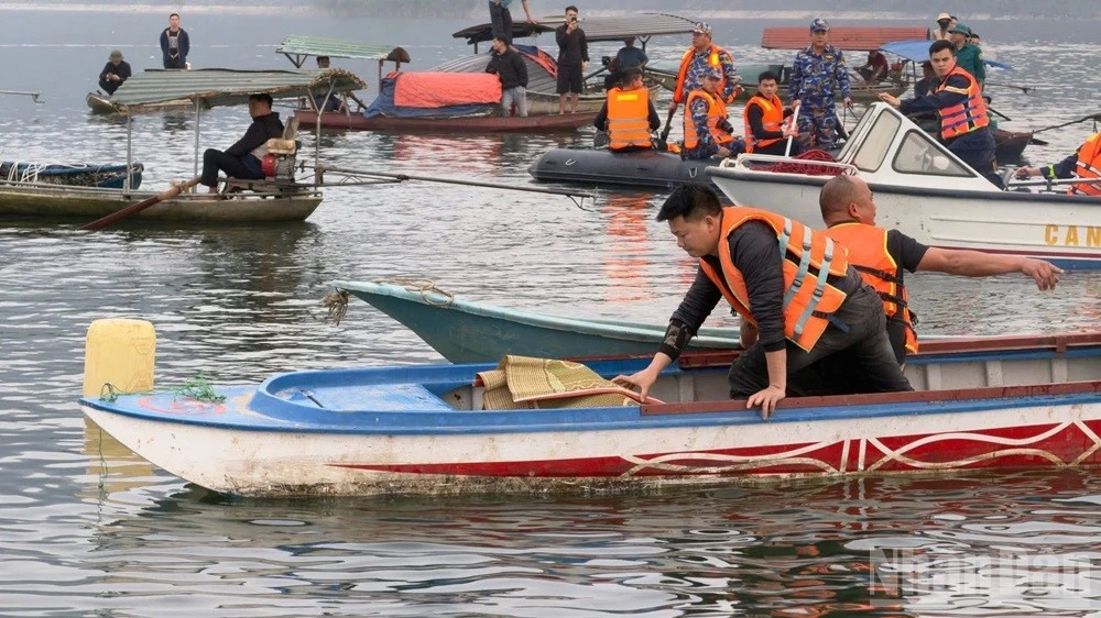 Các lực lượng chức năng tìm kiếm người bị mất tích trong vụ lật thuyền trên hồ Thác Bà. (Ảnh: THANH SƠN)