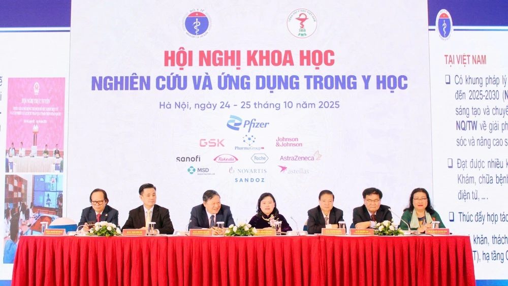 Chủ toạ phiên toàn thể hội nghị.