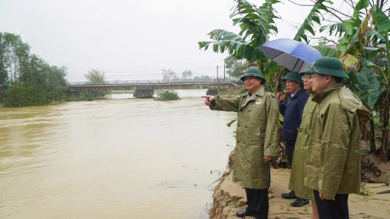 Thứ trưởng Bộ Nông nghiệp và Môi trường Võ Văn Hưng dẫn đầu Đoàn công tác kiểm tra tình hình mưa lũ, sạt lở tại thành phố Huế. (Ảnh: Cục Đê điều và Phòng chống thiên tai cung cấp)