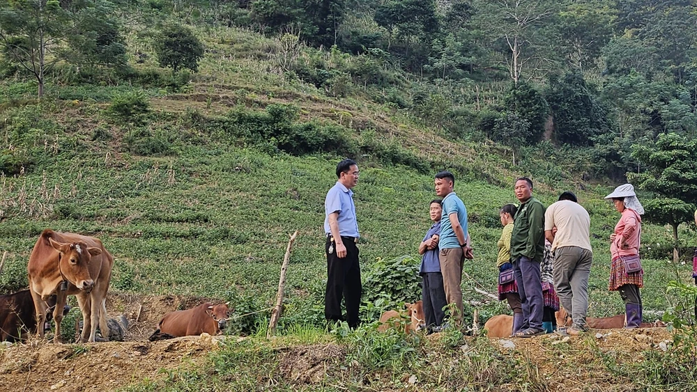 Lãnh đạo xã Pà Vầy Sủ kiểm tra hiện trường khu vực có nguy cơ sạt lở ảnh hưởng đến tính mạng và tài sản của nhân dân.