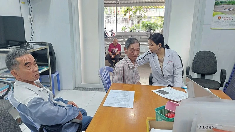 Bác sĩ Võ Bạch Bảo Trâm thăm khám và tận tình tư vấn người dân cách thức chăm sóc sức khỏe.