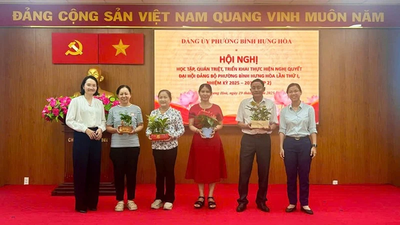 Trao tặng cây xanh đến đảng viên trên địa bàn phường. (Ảnh: CTV)