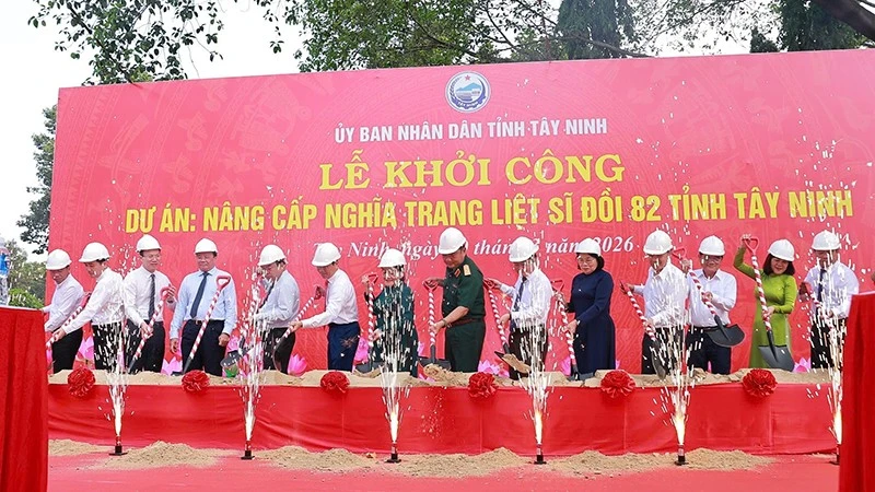Các đại biểu thực hiện nghi thức khởi công Dự án Nâng cấp Nghĩa trang Liệt sĩ Đồi 82.