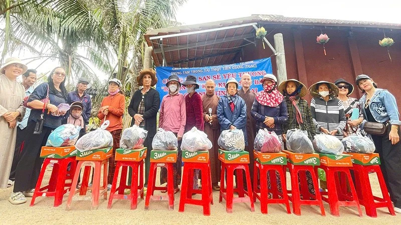 Chùa Văn Thánh, Trung tâm Trọng tài thương mại quốc tế TGAC và các nhà hảo tâm đã trao 900 suất quà (mỗi suất trị giá 500.000 đồng, gồm gạo, mì gói, muối, dầu ăn và một khoản tiền mặt) cho người dân tại khu vực phía đông tỉnh Gia Lai.