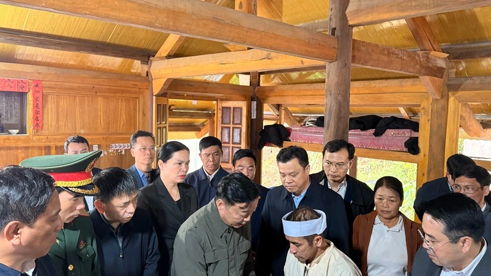 Phó Thủ tướng Trần Hồng Hà trao hỗ trợ cho gia đình bị nạn. (Ảnh: THANH SƠN)