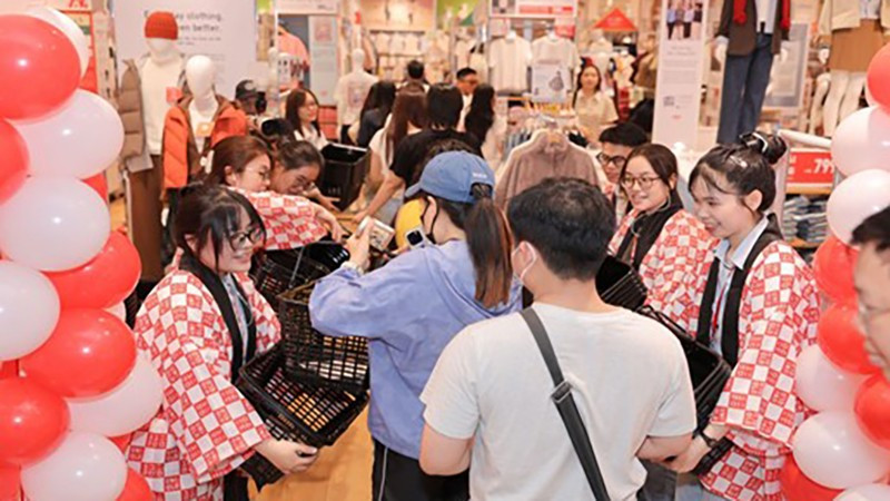 Tinh thần hiếu khách và tận tâm giúp UNIQLO chạm đến trái tim của khách hàng.