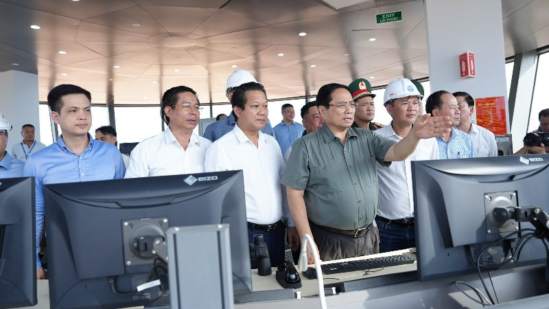 Thủ tướng Phạm Minh Chính kiểm tra, thị sát Tháp không lưu Cảng Hàng không quốc tế Long Thành trước thời điểm khánh thành.