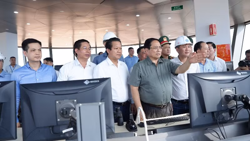 Thủ tướng Phạm Minh Chính kiểm tra, thị sát Tháp không lưu Cảng Hàng không quốc tế Long Thành trước thời điểm khánh thành.