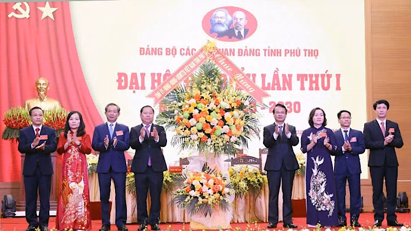 Bí thư Tỉnh ủy Đặng Xuân Phong chúc mừng đại hội.