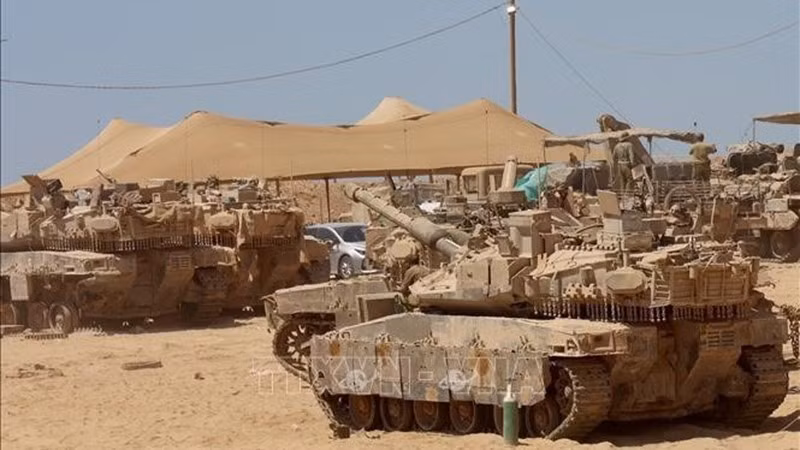 Xe quân sự Israel được triển khai gần biên giới với Dải Gaza. (Ảnh: THX/TTXVN)