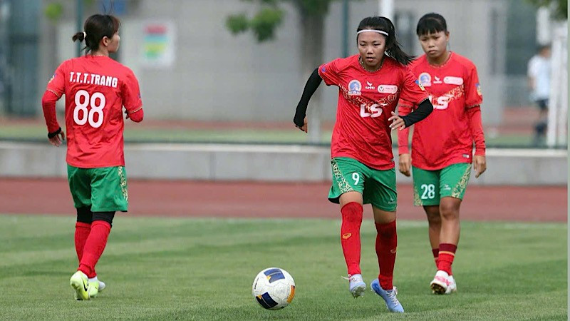 Tiền đạo Huỳnh Như (giữa) mong có chính sách bảo hiểm thể thao chuyên biệt để cầu thủ yên tâm hơn trong quá trình tập luyện và thi đấu. 