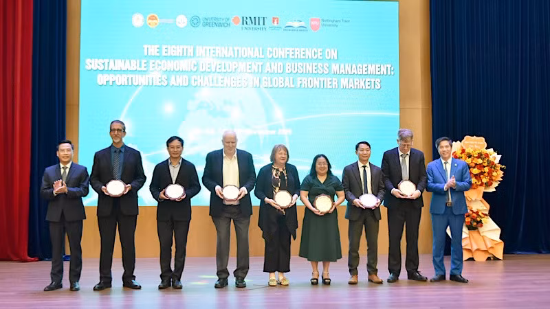 Các diễn giả tham dự Hội thảo quốc tế "Phát triển kinh tế bền vững và quản trị kinh doanh: Cơ hội và thách thức tại các thị trường cận biên toàn cầu" (SEDBM-2025).