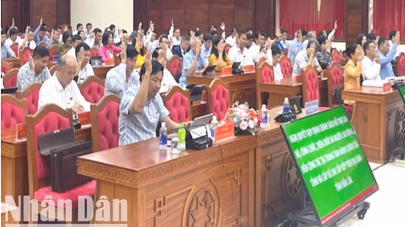 Các đại biểu Hội đồng nhân dân tỉnh Đắk Lắk thông qua chính sách hỗ trợ cán bộ, công chức, viên chức, người lao động đến công tác tại trung tâm hành chính tỉnh và cấp xã sau sắp xếp.