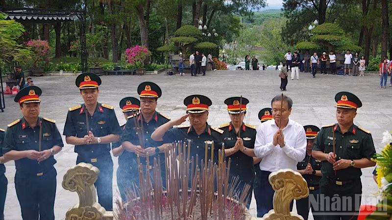 Thượng tướng Lê Quang Minh cùng Đoàn công tác của Quân ủy Trung ương, Bộ Quốc phòng cùng lãnh đạo tỉnh dâng hương tri ân các anh hùng liệt sĩ tại Nghĩa trang Liệt sĩ quốc gia Trường Sơn.