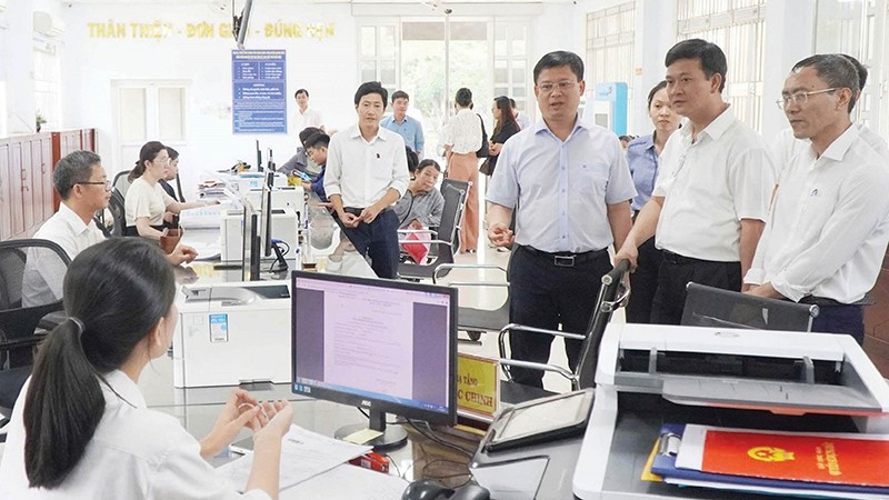 Lãnh đạo thành phố Huế kiểm tra việc vận hành mô hình chính quyền xã Quảng Điền. (Ảnh: Đ.QUANG)