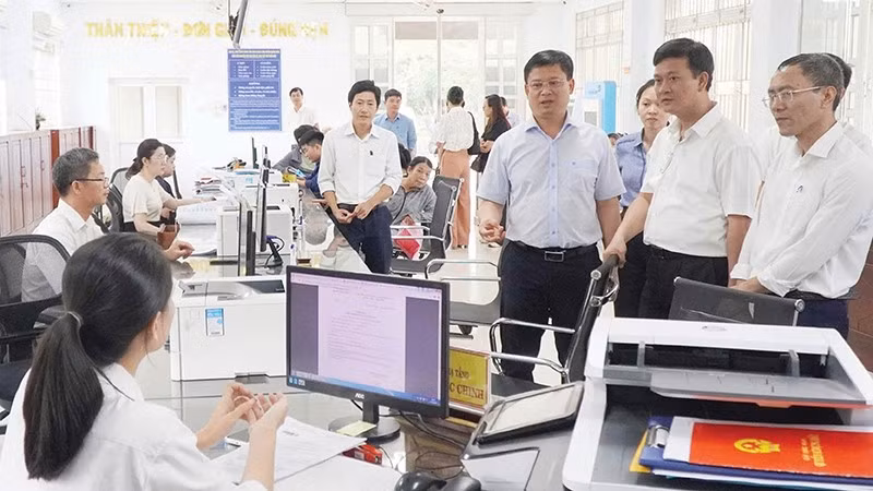 Lãnh đạo thành phố Huế kiểm tra việc vận hành mô hình chính quyền xã Quảng Điền. (Ảnh: Đ.QUANG)