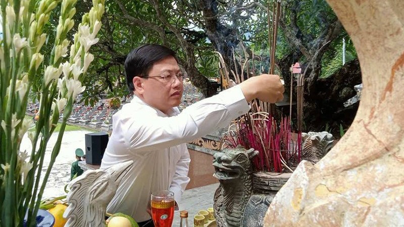 Lãnh đạo tỉnh Thanh Hóa dâng hương tưởng niệm liệt sĩ.