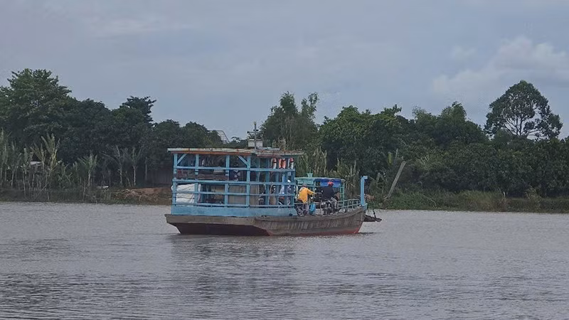 Một bến đò ở Chợ Mới đưa khách sang sông.