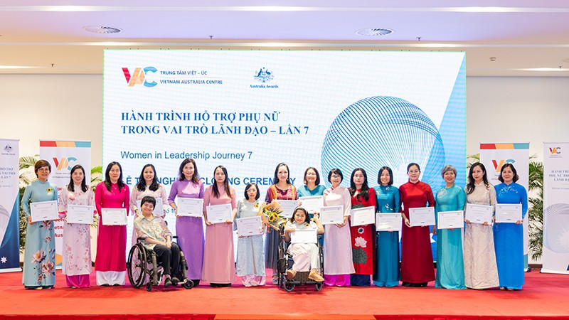 17 học viên của “Hành trình Hỗ trợ phụ nữ trong vai trò lãnh đạo” lần thứ 7 năm 2025 đã nhận chứng chỉ hoàn thành khóa học. (Ảnh: CTCC)