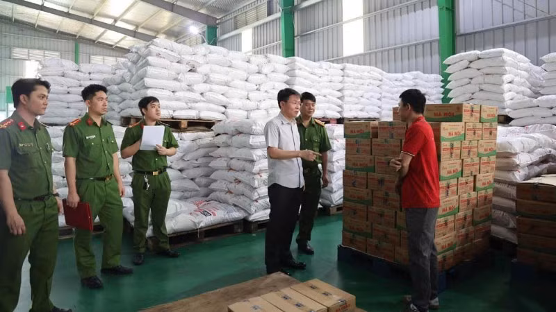 Công an kiểm tra kho hàng giả của công ty TNHH Famimoto do Nguyễn Văn Hưng làm giám đốc.