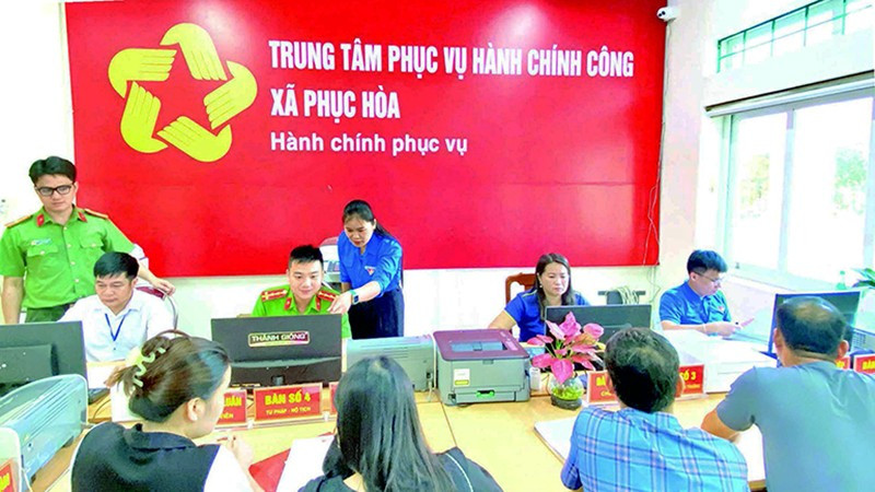 Cán bộ Trung tâm Phục vụ hành chính công xã Phục Hòa, tỉnh Cao Bằng hỗ trợ người dân thực hiện thủ tục hành chính. (Ảnh: TUYẾT TRINH)