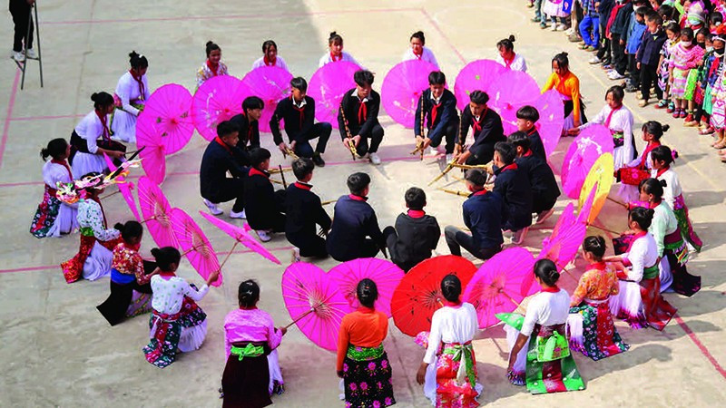Học sinh thôn Cán Chu Phìn (tỉnh Hà Giang cũ) tham gia sinh hoạt dưới cờ với chủ đề “Đưa văn hóa truyền thống vào trường học”.