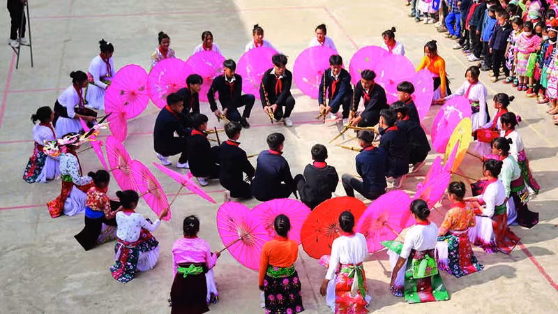 Học sinh thôn Cán Chu Phìn (tỉnh Hà Giang cũ) tham gia sinh hoạt dưới cờ với chủ đề “Đưa văn hóa truyền thống vào trường học”.