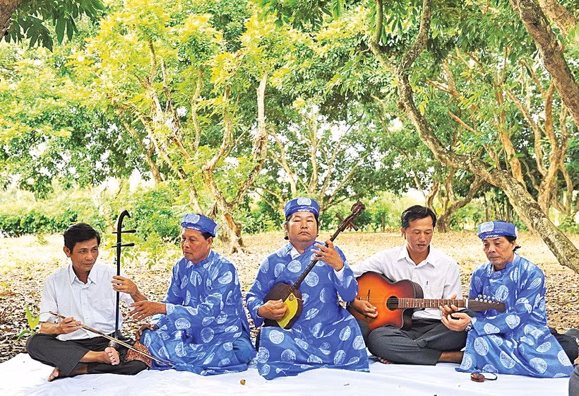 Các nghệ nhân Câu lạc bộ Đờn ca tài tử phường Hiệp Thành, tỉnh Cà Mau truyền dạy nghề cho các thành viên mới. (Ảnh: TTXVN)