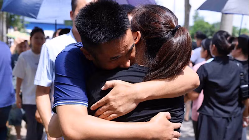 Nước mắt rơi trong ngày đoàn tụ. (Ảnh KIÊN PHẠM)