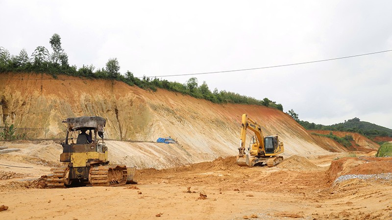 Công ty TNHH Hiệp Phú huy động máy móc, nhân công triển khai thi công gói thầu 08 tại khu vực đã được bàn giao mặt bằng.