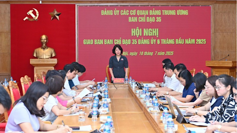 Đồng chí Nguyễn Thị Hoàng Vân, Phó Bí thư Đảng ủy các cơ quan Đảng Trung ương, Trưởng Ban Chỉ đạo 35 Đảng ủy chủ trì hội nghị. (Ảnh: Đăng Khoa)