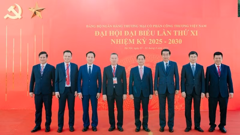 Đồng chí Bùi Thanh Sơn, Ủy viên Ban Chấp hành Trung ương Đảng, Phó Thủ tướng Chính phủ, Bộ trưởng Ngoại giao chụp ảnh lưu niệm cùng các đại biểu.